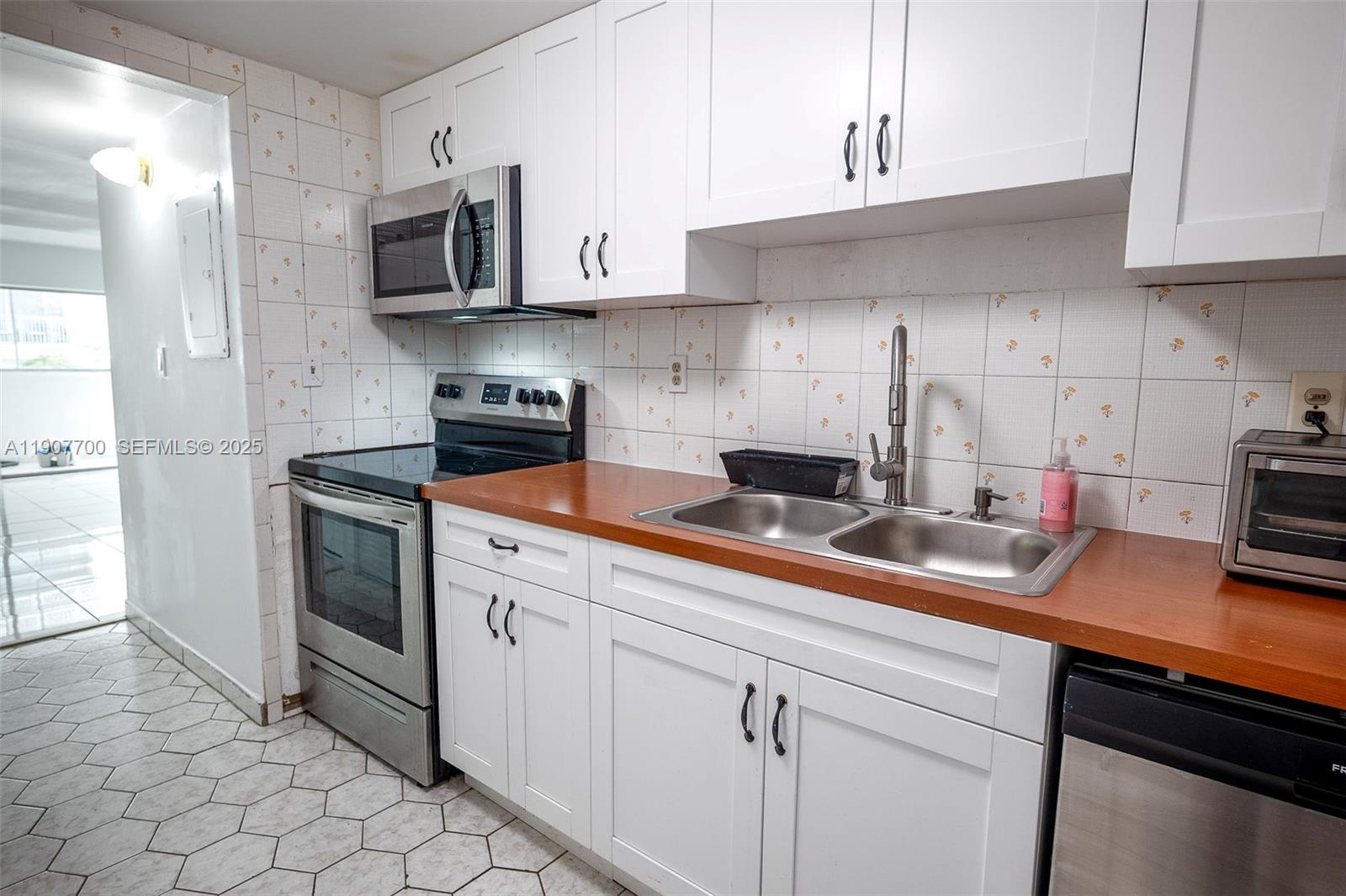 TWIN EXECUTIVE TOWERS CON - Residential Lease