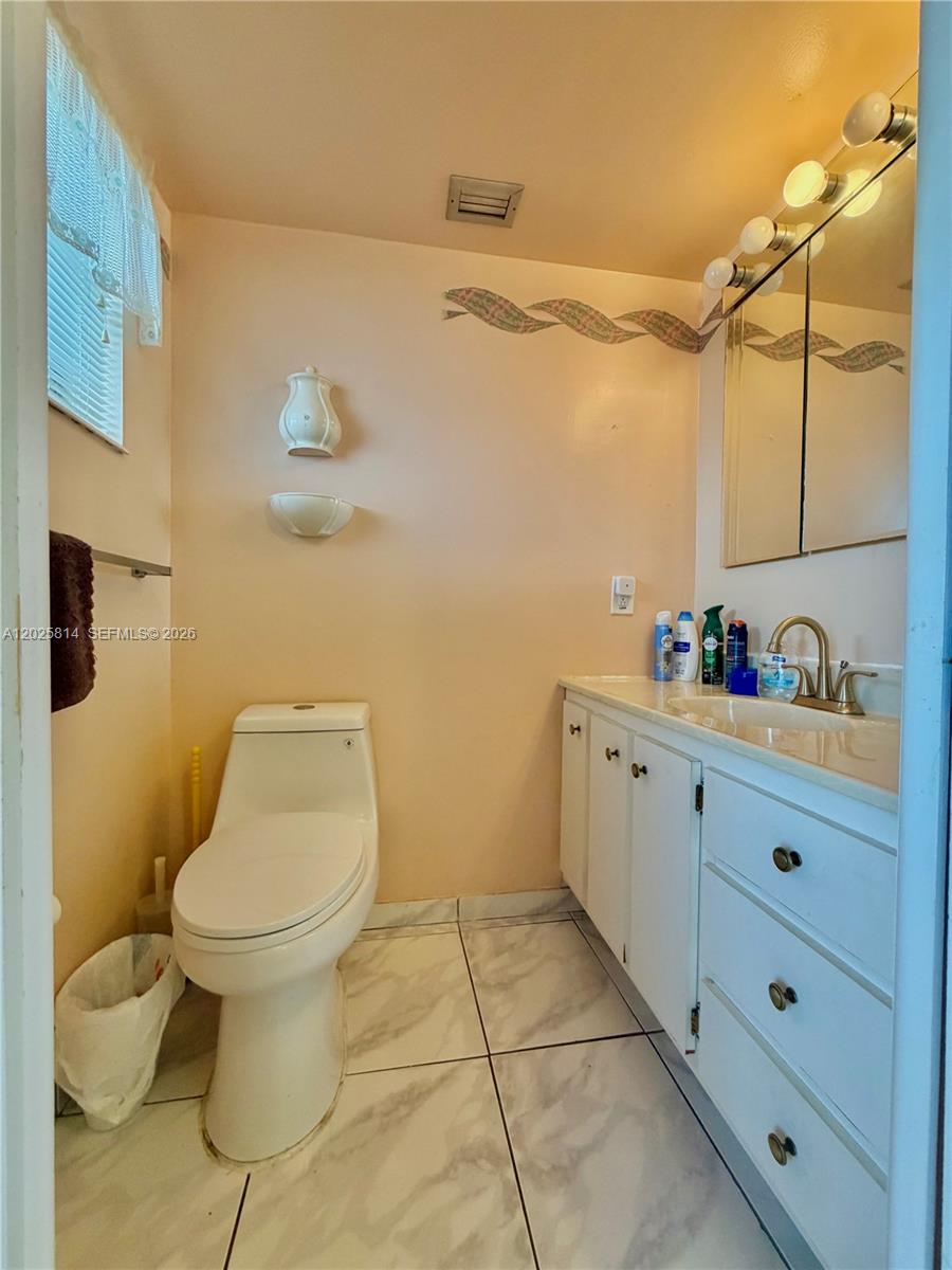 LAUDERDALE OAKS CONDO XV - Residential