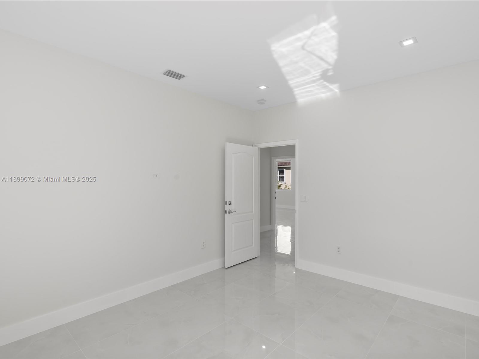 AVENTURA LAKES - PHASE II - Residential Lease