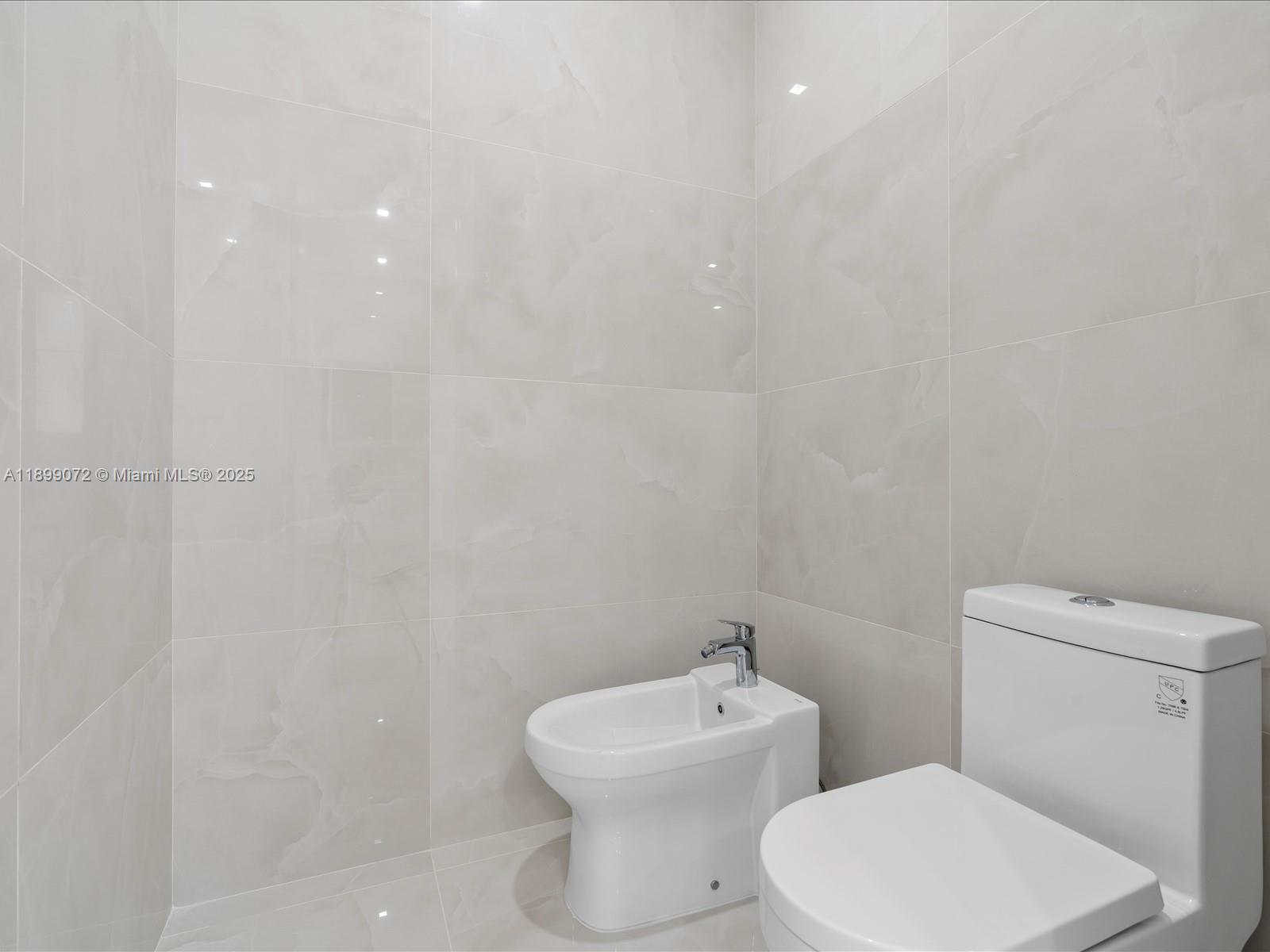 AVENTURA LAKES - PHASE II - Residential Lease