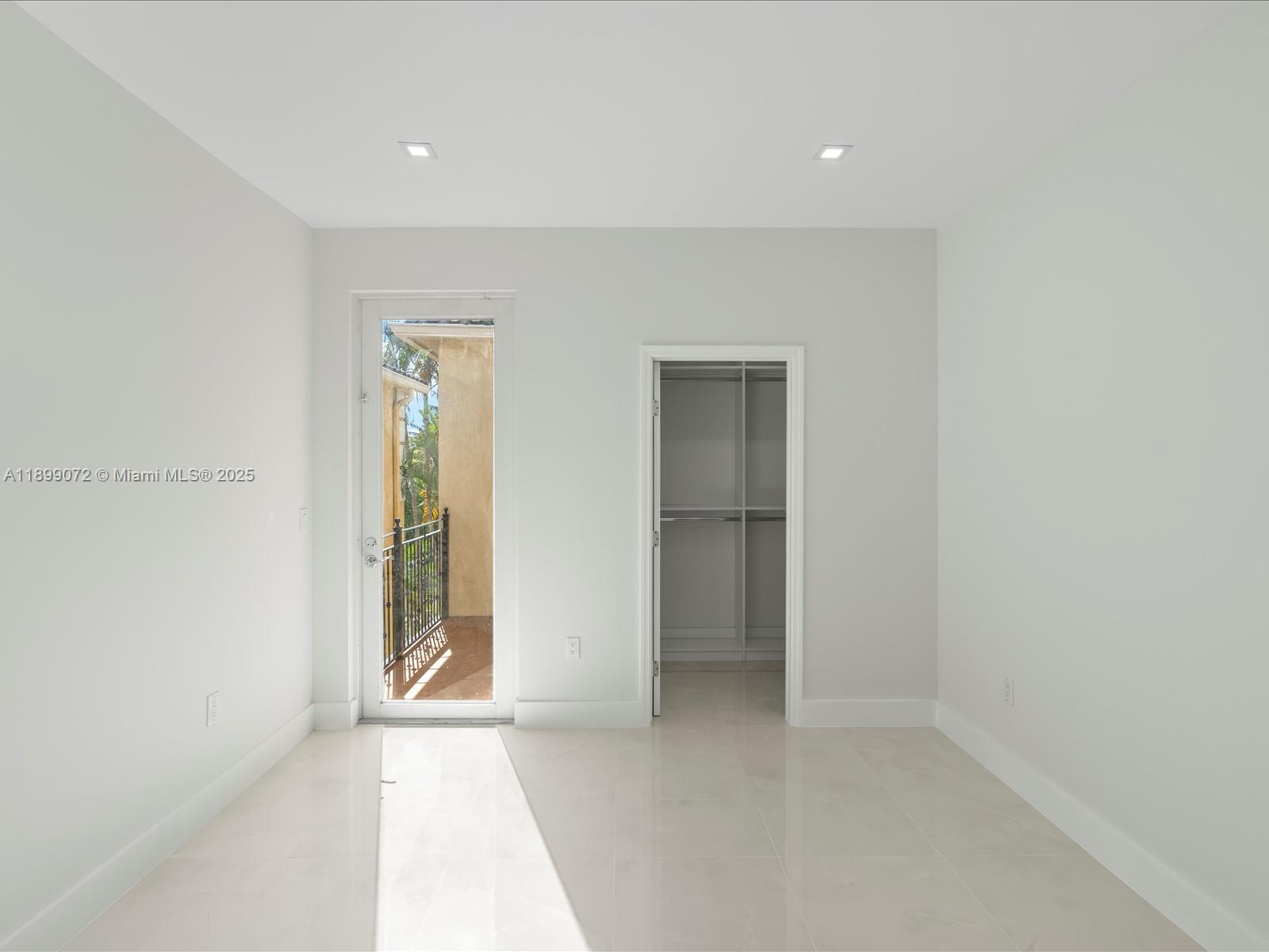 AVENTURA LAKES - PHASE II - Residential Lease