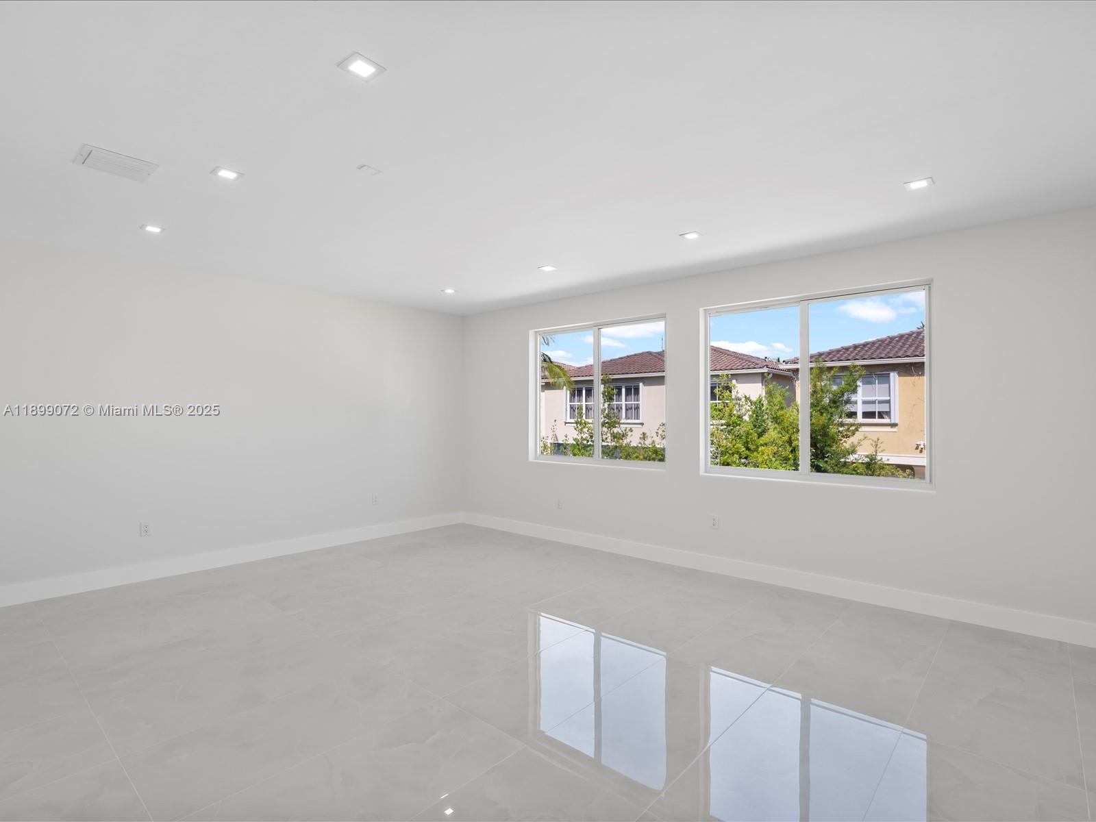 AVENTURA LAKES - PHASE II - Residential Lease