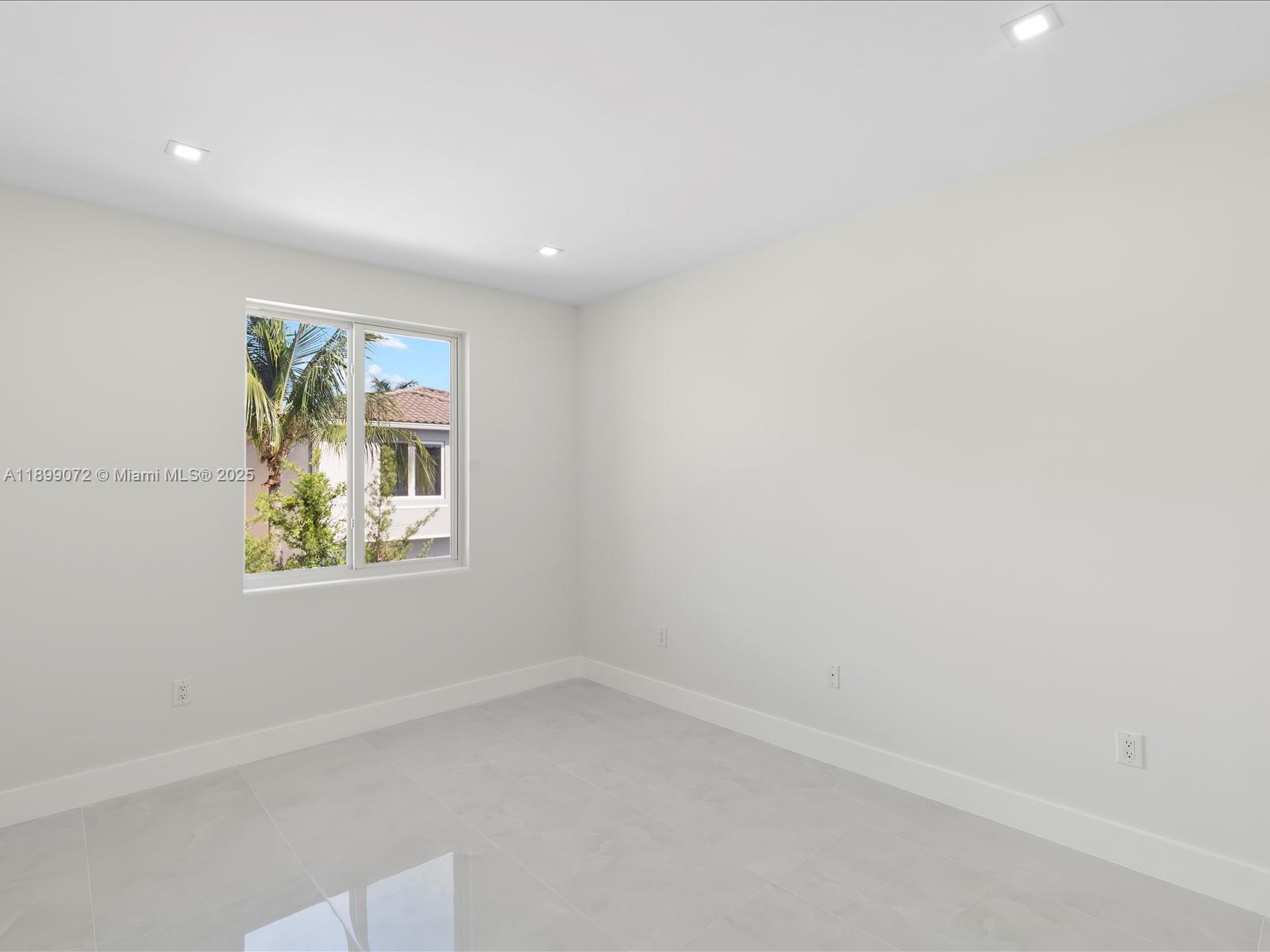 AVENTURA LAKES - PHASE II - Residential Lease