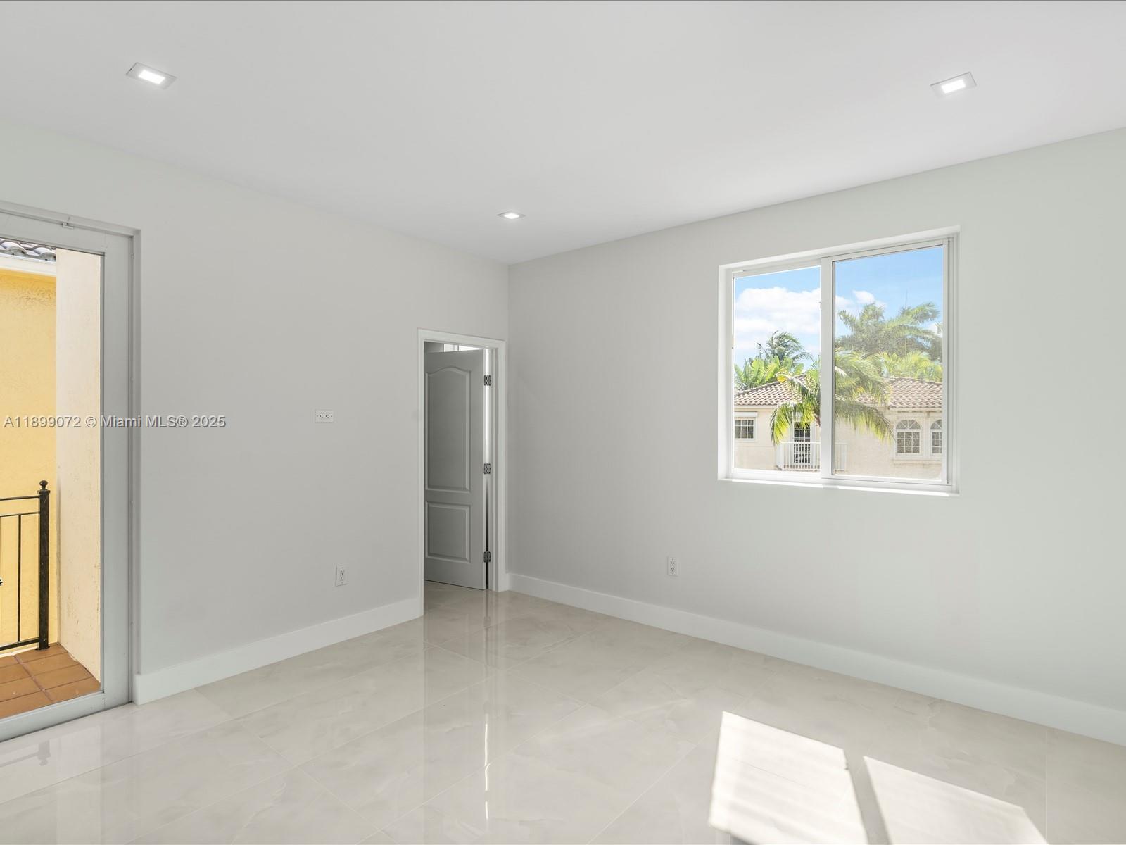 AVENTURA LAKES - PHASE II - Residential Lease