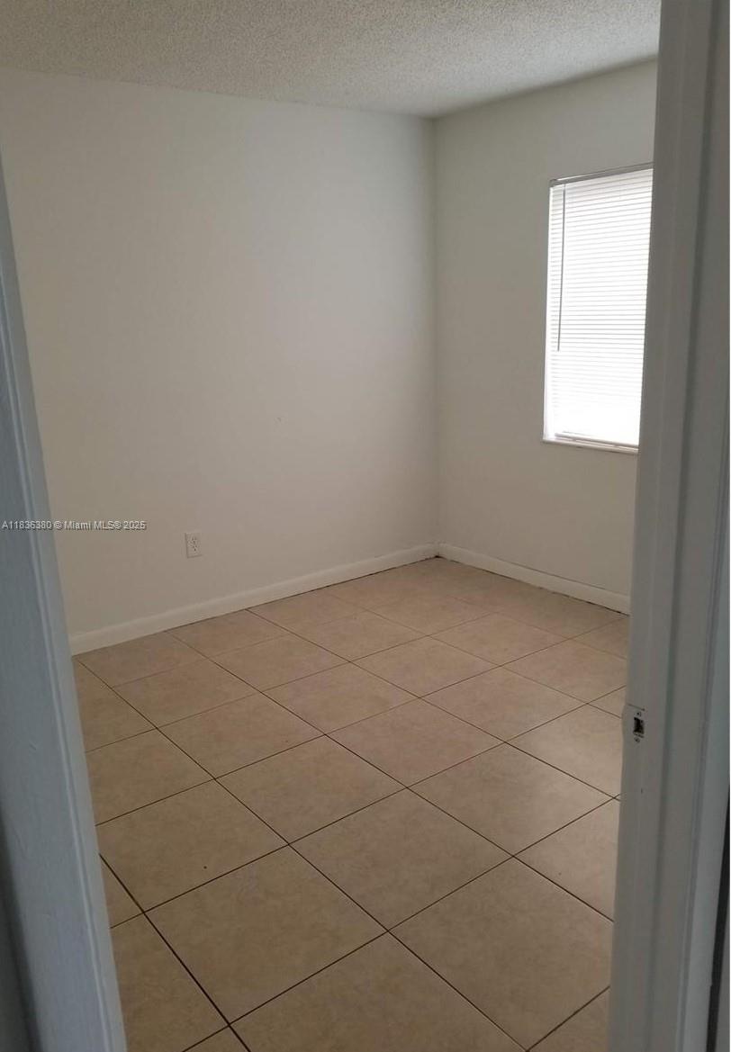 911 NE 209th Ter 106, Miami, FL, 33179/$260,000 3 911 NE 209th Ter 106