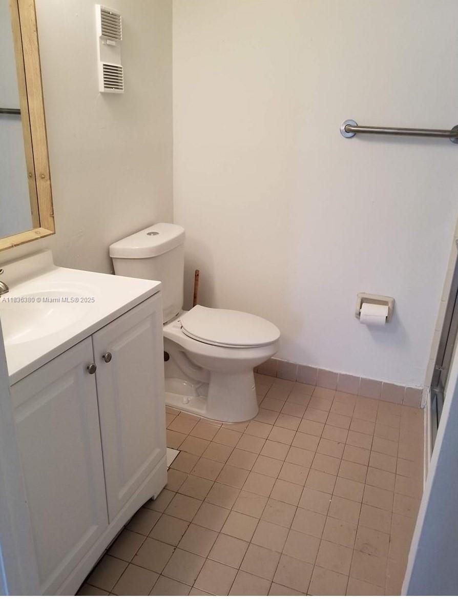 911 NE 209th Ter 106, Miami, FL, 33179/$260,000 4 911 NE 209th Ter 106