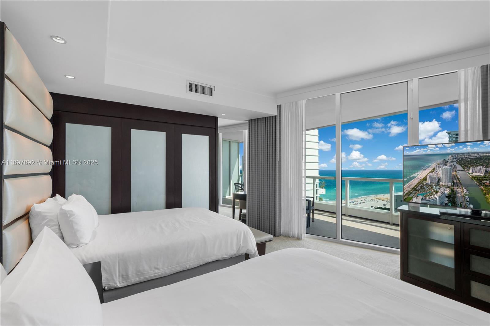 4391 Collins Ave 1619