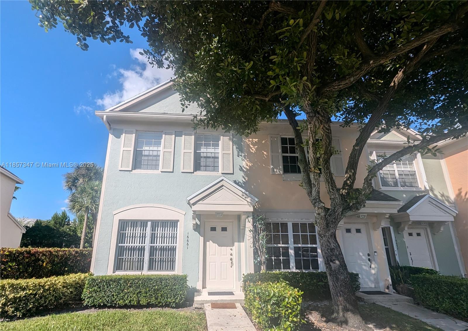 GREAT OPPORTUNITY TO LIVE IN WESTON. CORNER TWO STORY TOWNHOUSE WITH OPEN AREA, KITCHEN AND COVERED PATIO. CERAMIC IN FIRST FLOOR AND LAMINATE WOOD THROUGHOUT THE BEDROOMS. UPDATED BATHROOMS. WASHER AND DRYER ON FIRST FLOOR. VACANT AND EASY TO SHOW. A-RATED PUBLIC SCHOOLS. BONAVENTURE TOWN CENTER CLUB AVIALABLE TO TENANTS: $100 PER ADULT AND $50 PER KID.