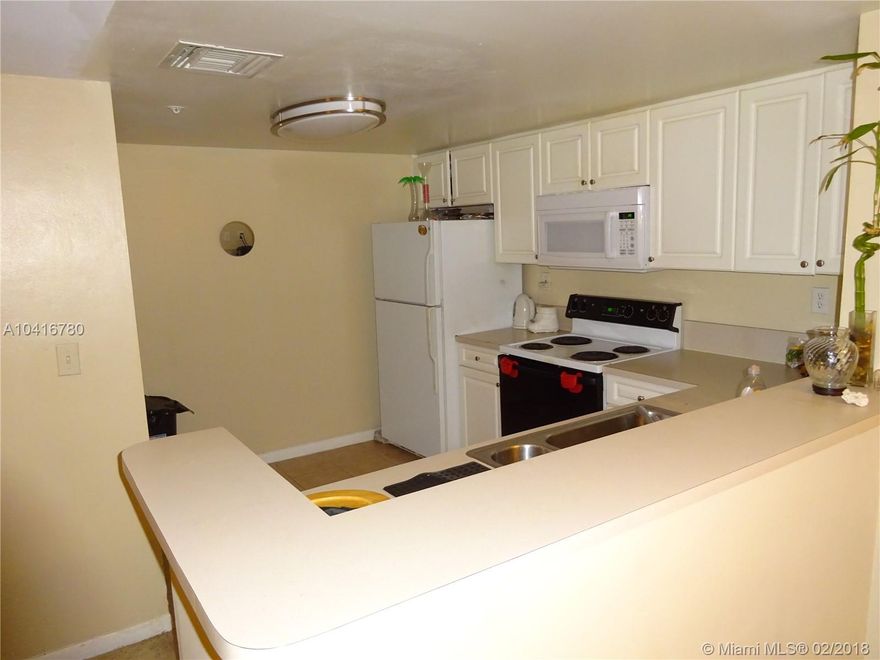 Live the downtown Fort Lauderdale lifestyle in one of the most desirable buildings with amenities galore.  Great split floor plan with two master suites perfect for guess or a roommate. Bright open eat-in kitchen, washer & dryer right in unit.  Luxury features include: pool/spa, outside bar and BBQ's, fitness center, billiard room, club room, cyber caf&#xE9;, and concierge.