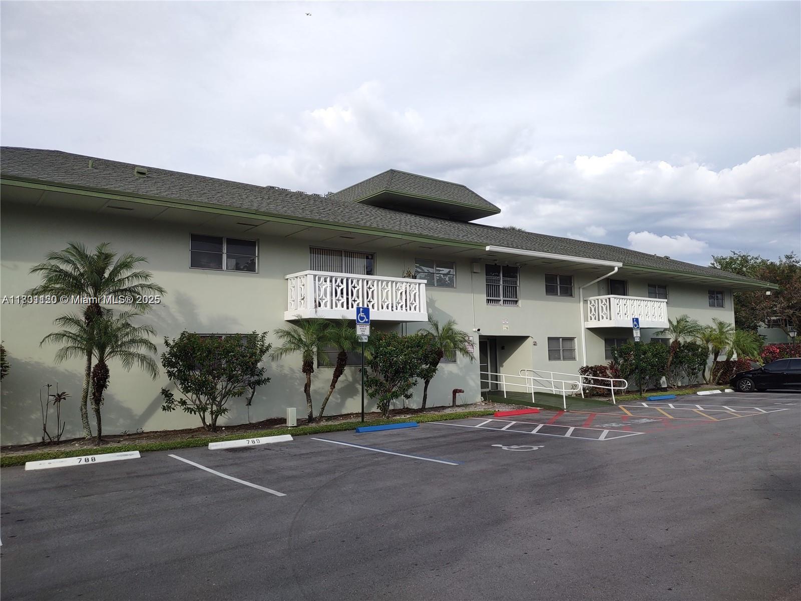 4200 Nw 3rd Ct 328, Plantation, Miami-Dade County, Florida - 1 Bedrooms  
1 Bathrooms - 