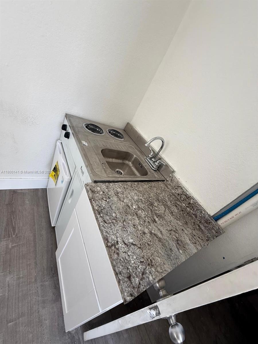 Rental Property at 210 Sw 30th Ave Eff, Miami, Broward County, Florida - Bathrooms: 1  - $1,000 MO.