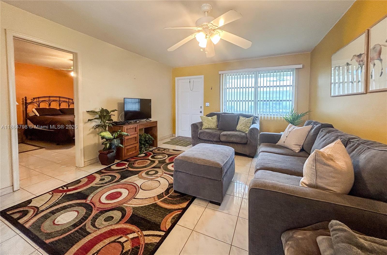 Move-in ready (Furnished) condo in Hollywood, walking distance to Hollywood Circle! Bright, clean, and fully furnished 1-bedroom, 1-bath unit in a great location near downtown, beaches, shopping, and transit.
Rent: $1,600/month. Move-in Cost: $4,800 (first month + 2 months security deposit)
- Spacious layout
- Fully furnished
- Patio Space
- Community laundry