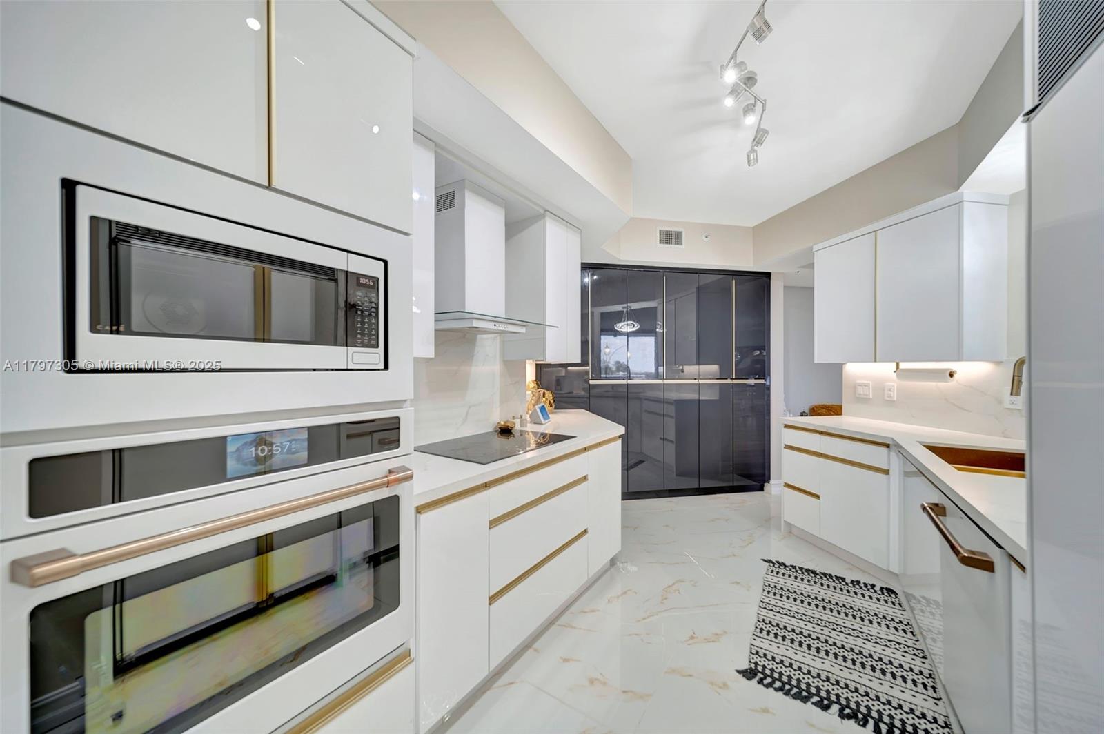RENAISSANCE ON THE OCEAN - Residential
