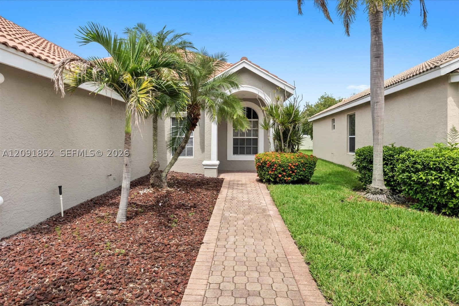 827 SW Lake Charles Cir
