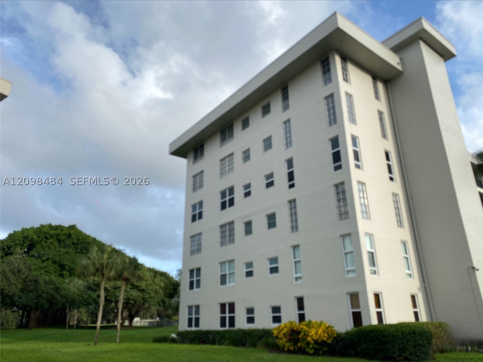 2650 S Course Dr 110, Pompano Beach, FL, 33069/$265,900 3 2650 S Course Dr 110