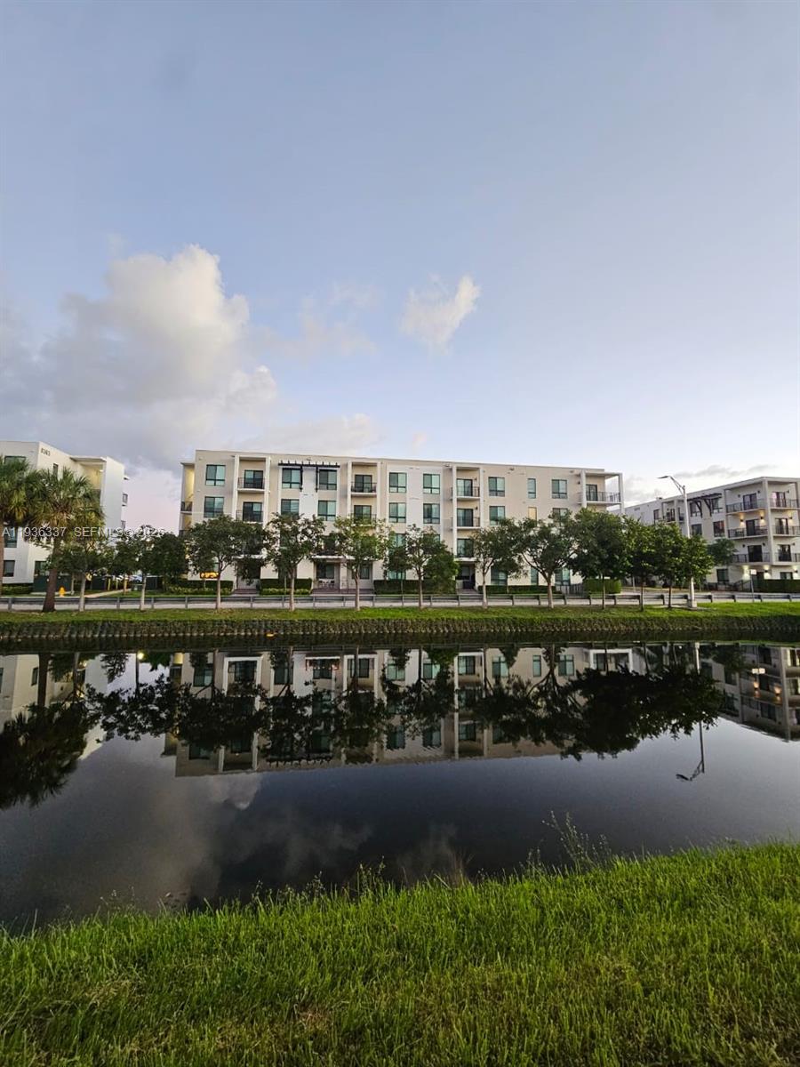 DOWNTOWN DORAL SOUTH PHAS - Residential