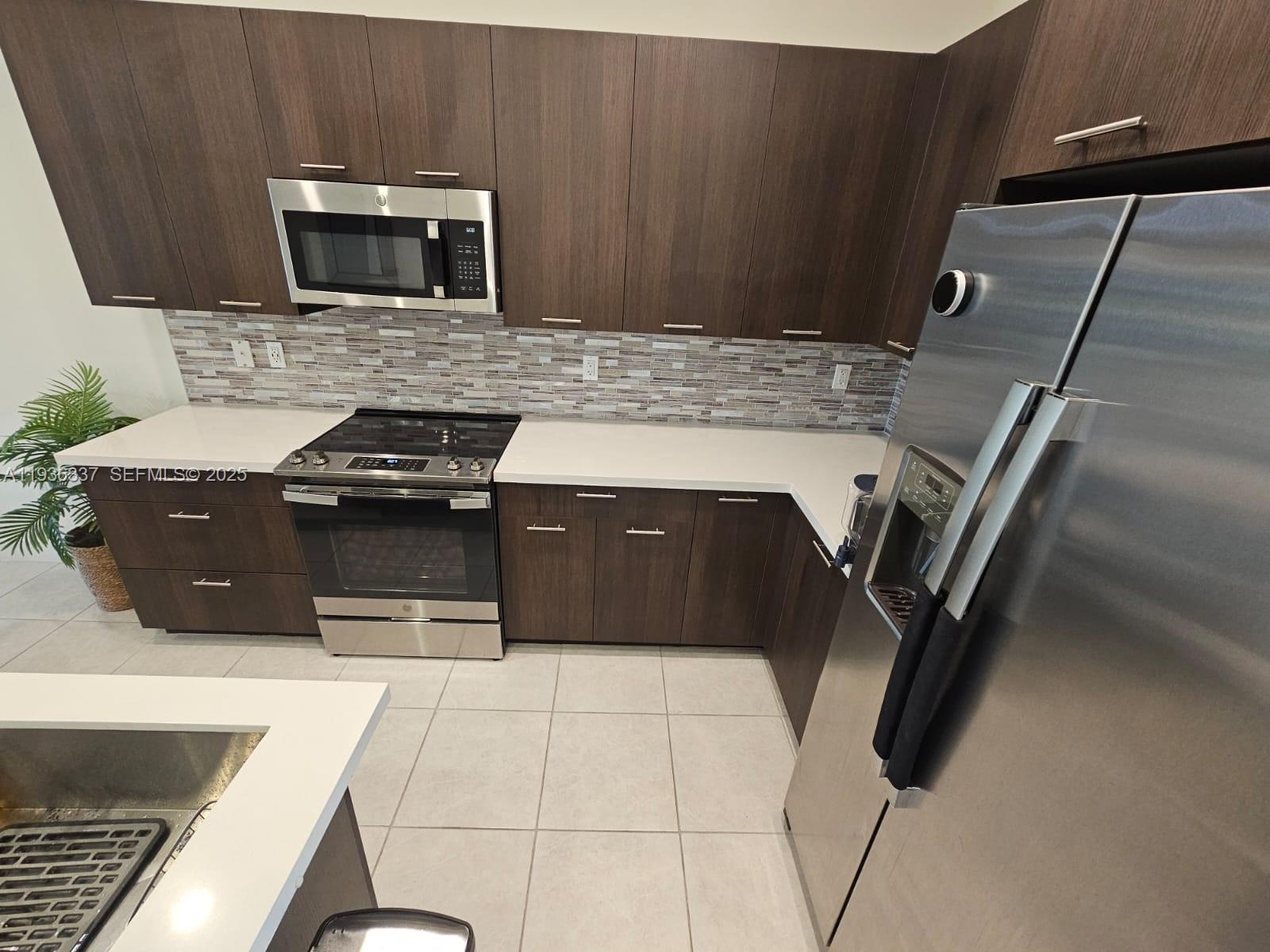 DOWNTOWN DORAL SOUTH PHAS - Residential