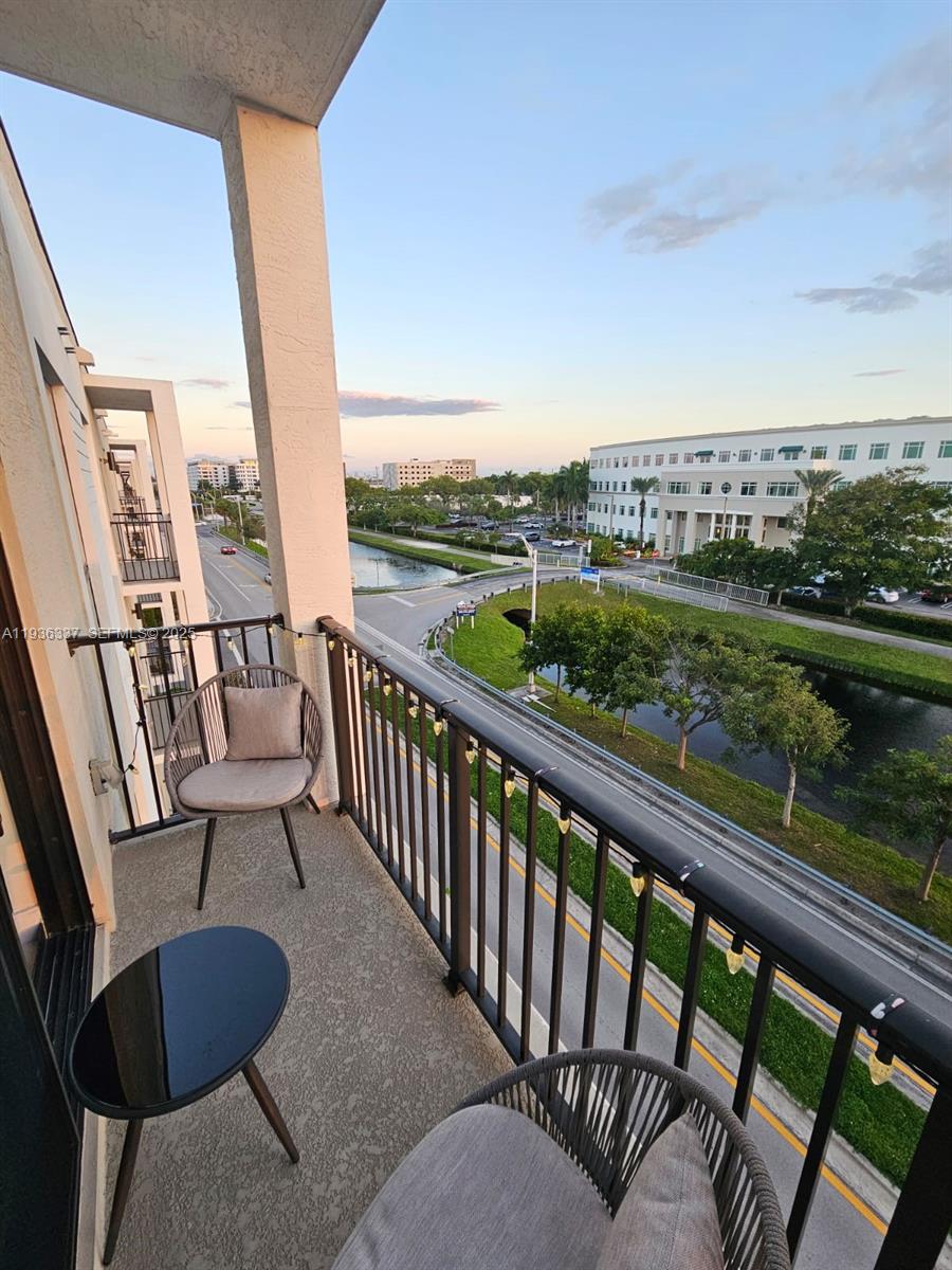 DOWNTOWN DORAL SOUTH PHAS - Residential