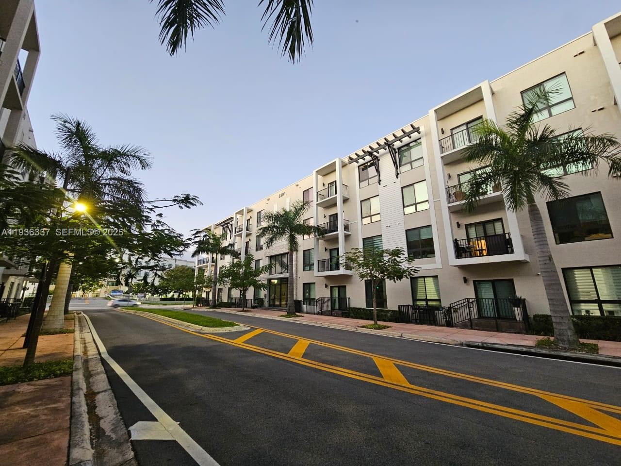 DOWNTOWN DORAL SOUTH PHAS - Residential