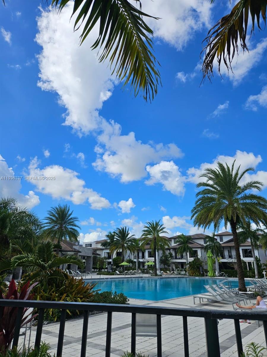 DOWNTOWN DORAL SOUTH PHAS - Residential