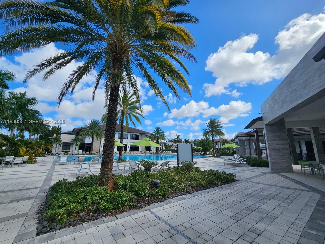 DOWNTOWN DORAL SOUTH PHAS - Residential
