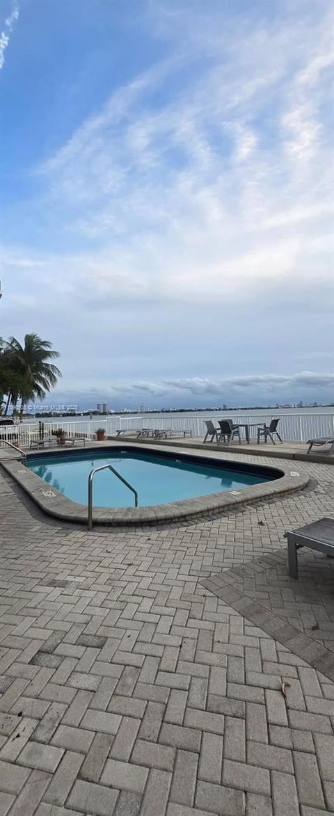 2016 Bay Dr 405 Miami Beach FL 33141