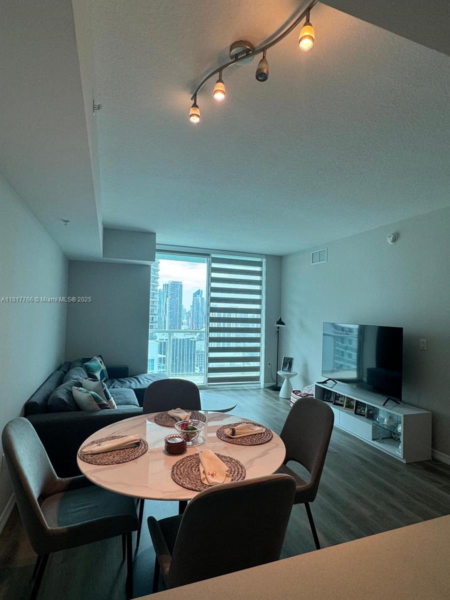 1900 N Bayshore Dr 3909