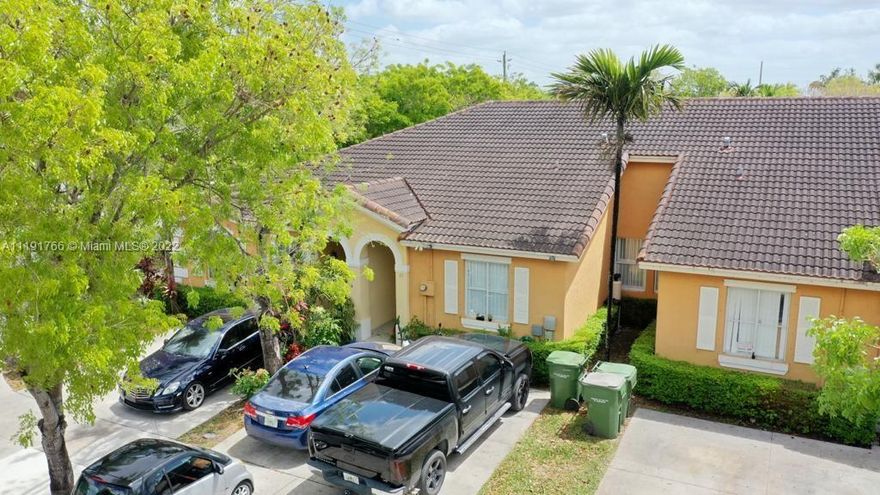 Beautiful Townhouse for sale 3Bed 2 bath , granite countertops  , stainless steels appliances 
Low association .