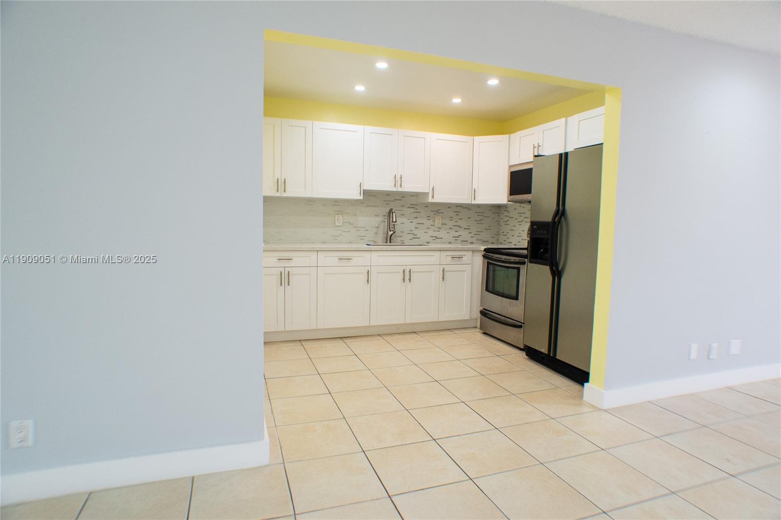 ROYALE GREEN CONDO 11 - Residential Lease