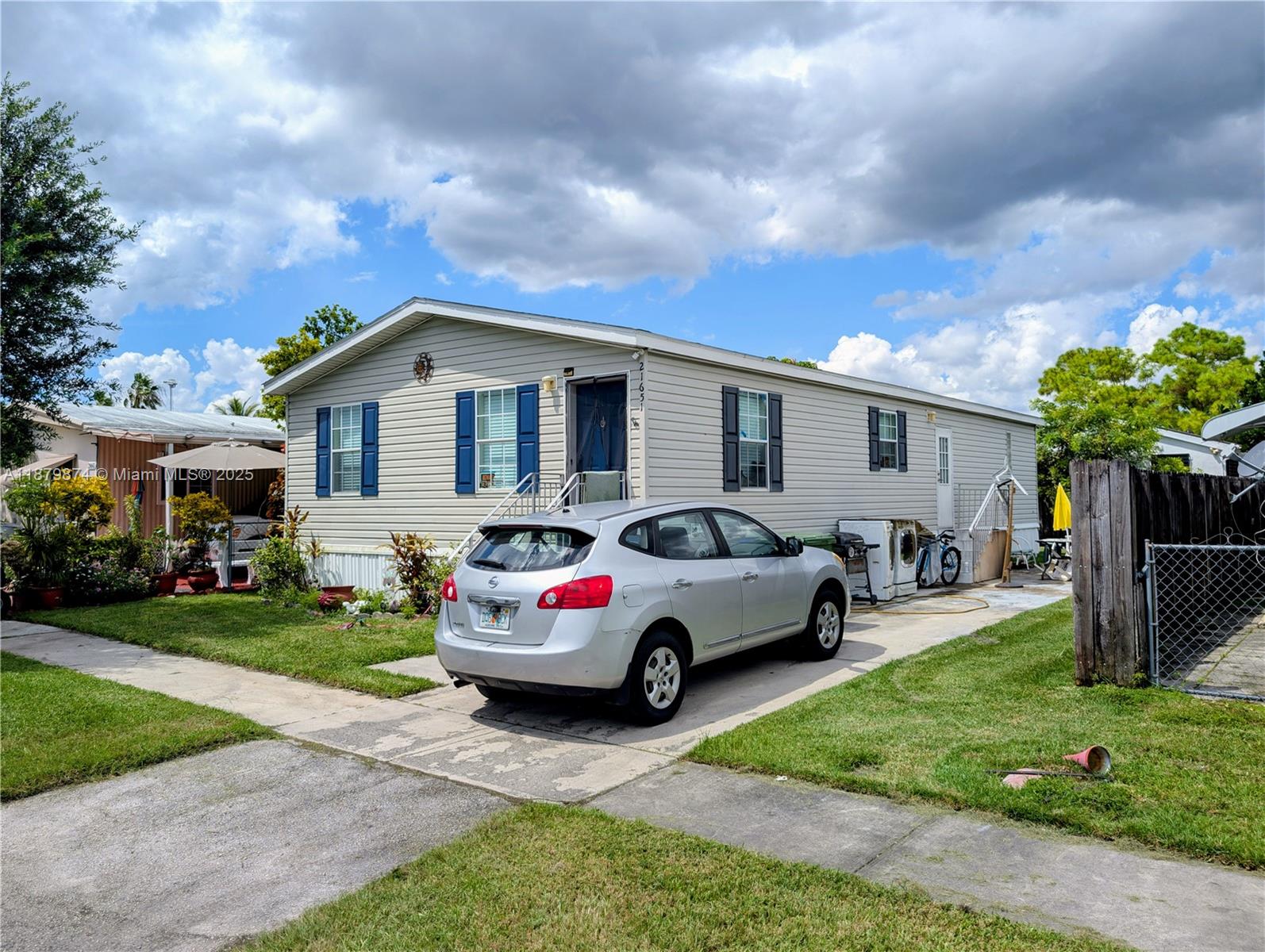 EXCEPTIONAL MOBILE HOME IN EXCEPTIONAL CONDITION. PRICED TO SELL. CURRENT OWNER BUILT IT IN 2010. MANY UPGRADES THROUGHOUT - LARGE LIVING AREA. BEAUTIFUL KITCHEN. FULL SIZE WASHER AND DRYER / LAUNDRY AREA. HUGE PRIMARY BEDROOM WITH MASSIVE CLOSET WITH BOTH A SHOWER AND A JACUZZI TUB. YOU OWN THE LAND HERE, NO LOT RENT FEES! LOW HOA PAYMENT OF ONLY $103 PER MONTH. THE PARK IS IN GREAT CONDITION OVERALL WITH MANY RENOVATIONS OVER THE PAST FEW YEARS. THE HOME HAS THE BIGGEST FOOTPRINT YOU CAN GET - DOUBLE WIDE. PLUS THERE IS A NICE BACK AND SIDE YARD WITH PRIVACY. THE PARK HAS MANY AMENITIES. NO RENT RESTRICTIONS - RENT RIGHT AWAY. NO AGE RESTRICTIONS - ALL AGES ALLOWED. INVESTOR FRIENDLY. ALL A RATED SCHOOLS AS WELL! CHAPEL TRAIL ELEMENTARY, SILVER TRAIL MIDDLE & WEST BROWARD HIGH