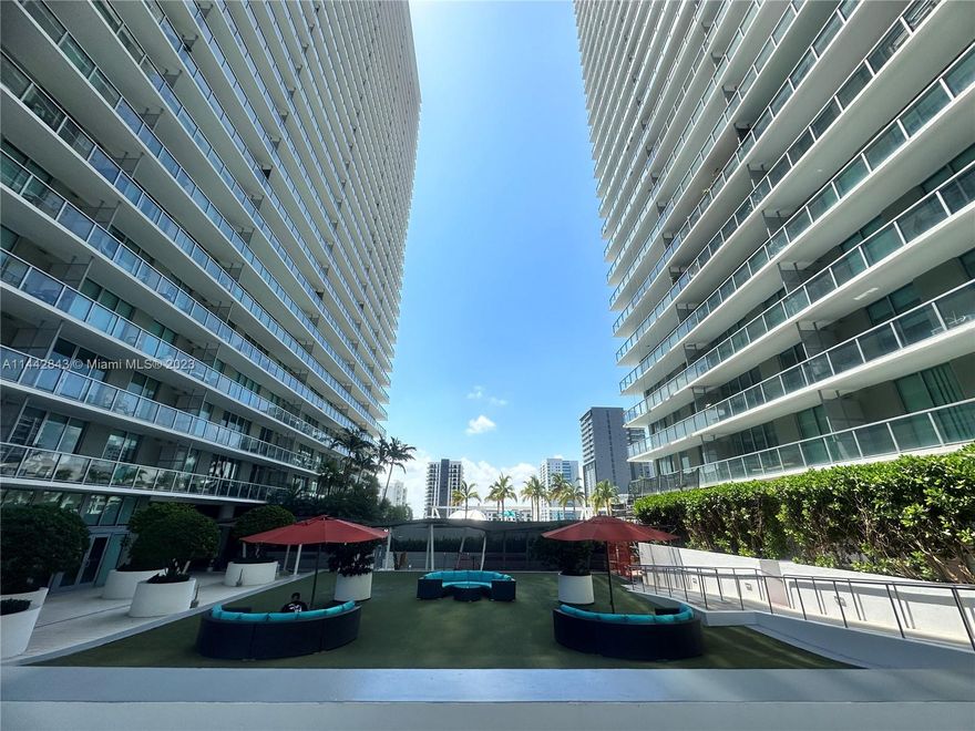 AVAILABLE N@W | 2 bedroom and 2 full baths in the heart of Miami. Close to "Brickell City Center".
Two resort-style infinity pools, tropical garden hot tub, poolside cabanas, spas, steam rooms. 24/7 fitness center full.Kids Play Room.Business center with Wi-Fi access.Flexible gathering space lounge areas, billiard room, and bistro-style bar seating, with access to kitchen including pantry areas.Free Wi-Fi access on amenities level. 24/7 front desk concierge staff. Valet parking available for guests and residents.