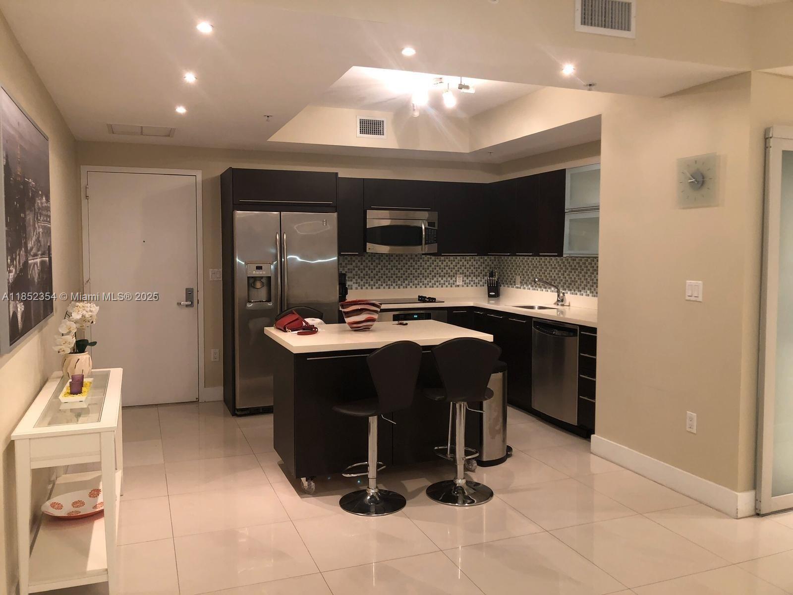 FULLY FURNISHED 2 BEDROOMS 2 BATHROOMS IN THE HEART OF DOWNTOWN BRICKELL. WALKING DISTANCE TO BRICKELL CITY CENTER , SHOPS AND RESTAURANTS. STATE OF THE ART POOL , GYM AND SPA. 24 HOURS LOBBY ATTENDANCE AND SECURITY AND VALET. AVAILABLE IMMEDIATELY