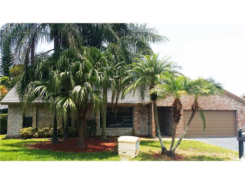 Great property in a nice area. Completely remodeled.Only one month deposit.With a stunning layout and lot of interior area this property offers the best quality ownership for a rental in the area .All Appliances new or like new will be installed, one, two years or more rental period are welcome in this beautifully upgraded home. Pet Friendly. Easy to show 24/7.