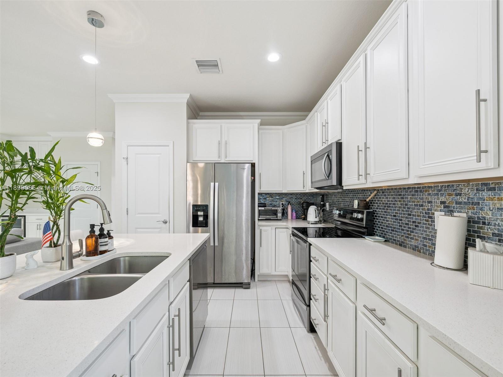 HILLCREST COUNTRY CLUB NO - Residential Lease