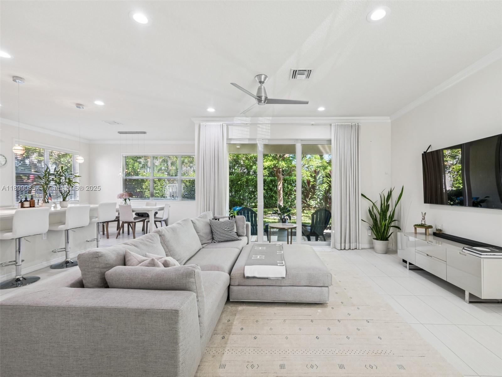HILLCREST COUNTRY CLUB NO - Residential Lease