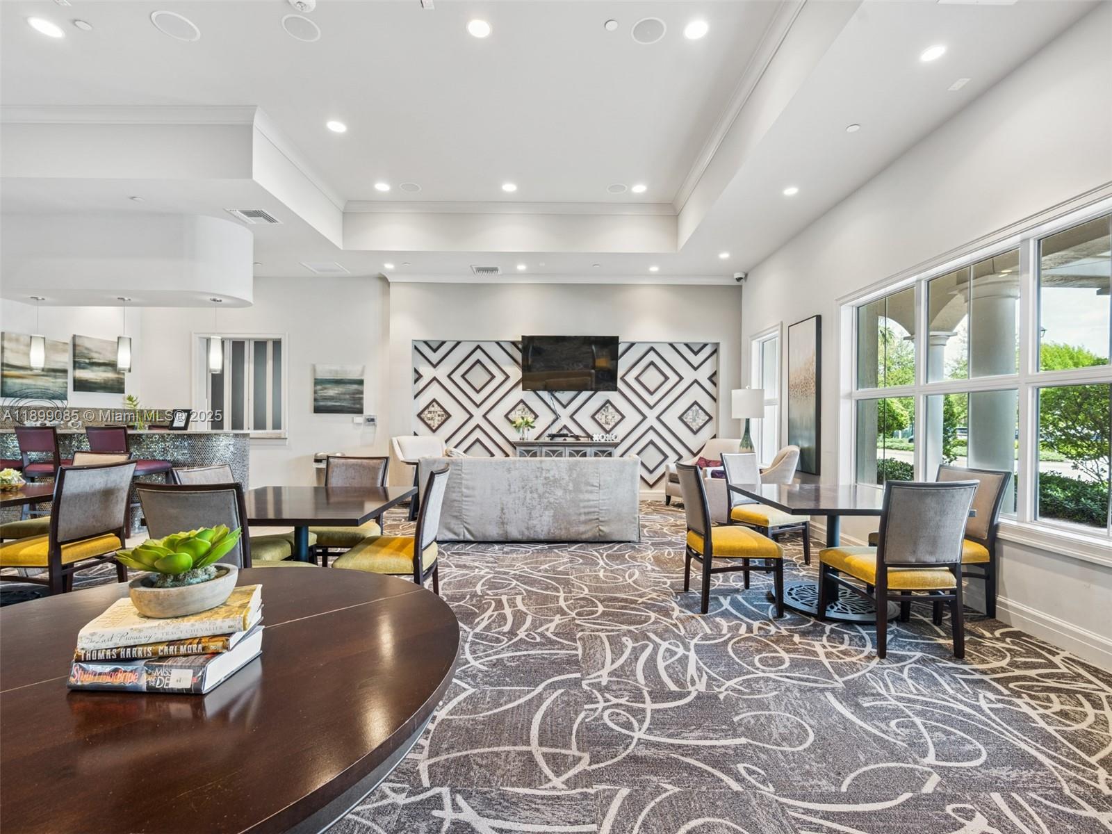 HILLCREST COUNTRY CLUB NO - Residential Lease