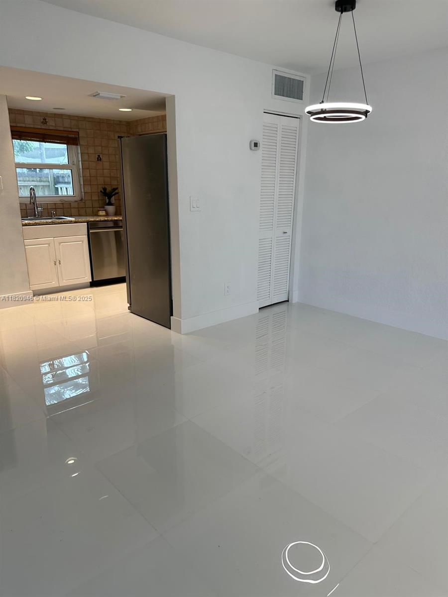 SNAPPER CREEK TOWNHOUSES - Residential