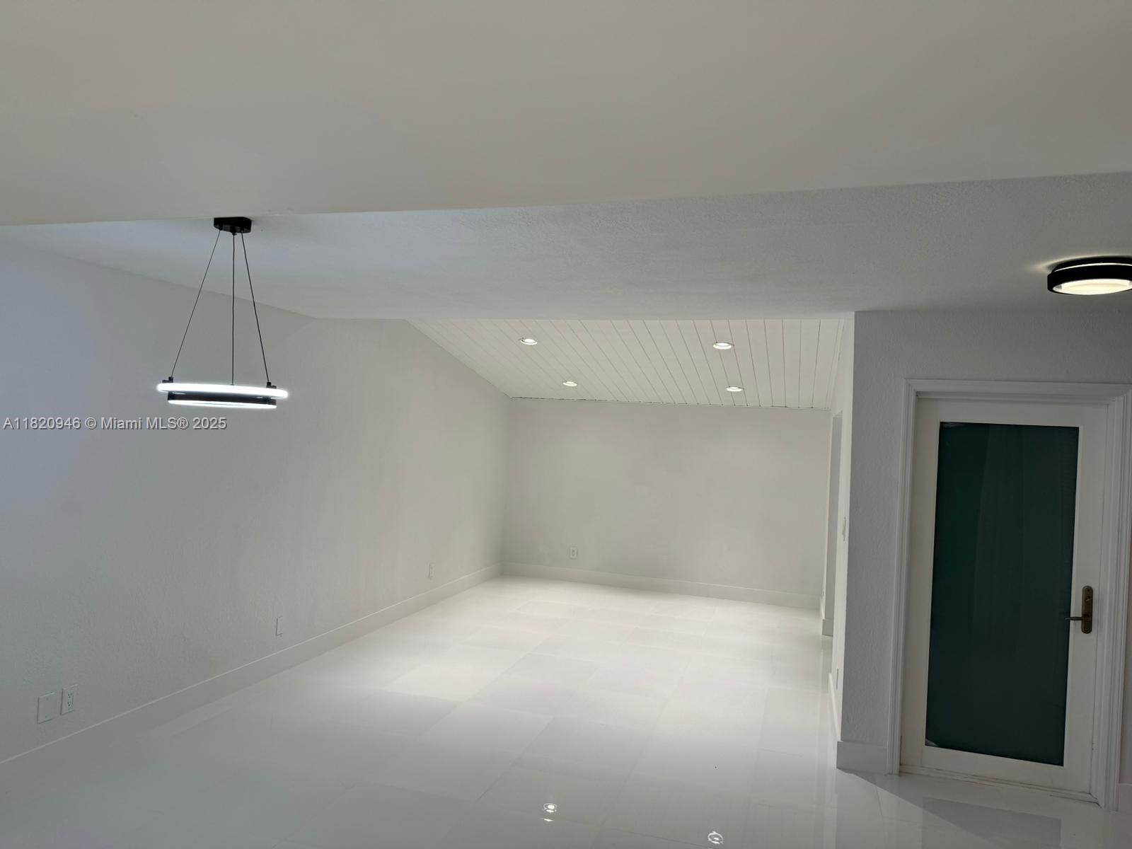 SNAPPER CREEK TOWNHOUSES - Residential