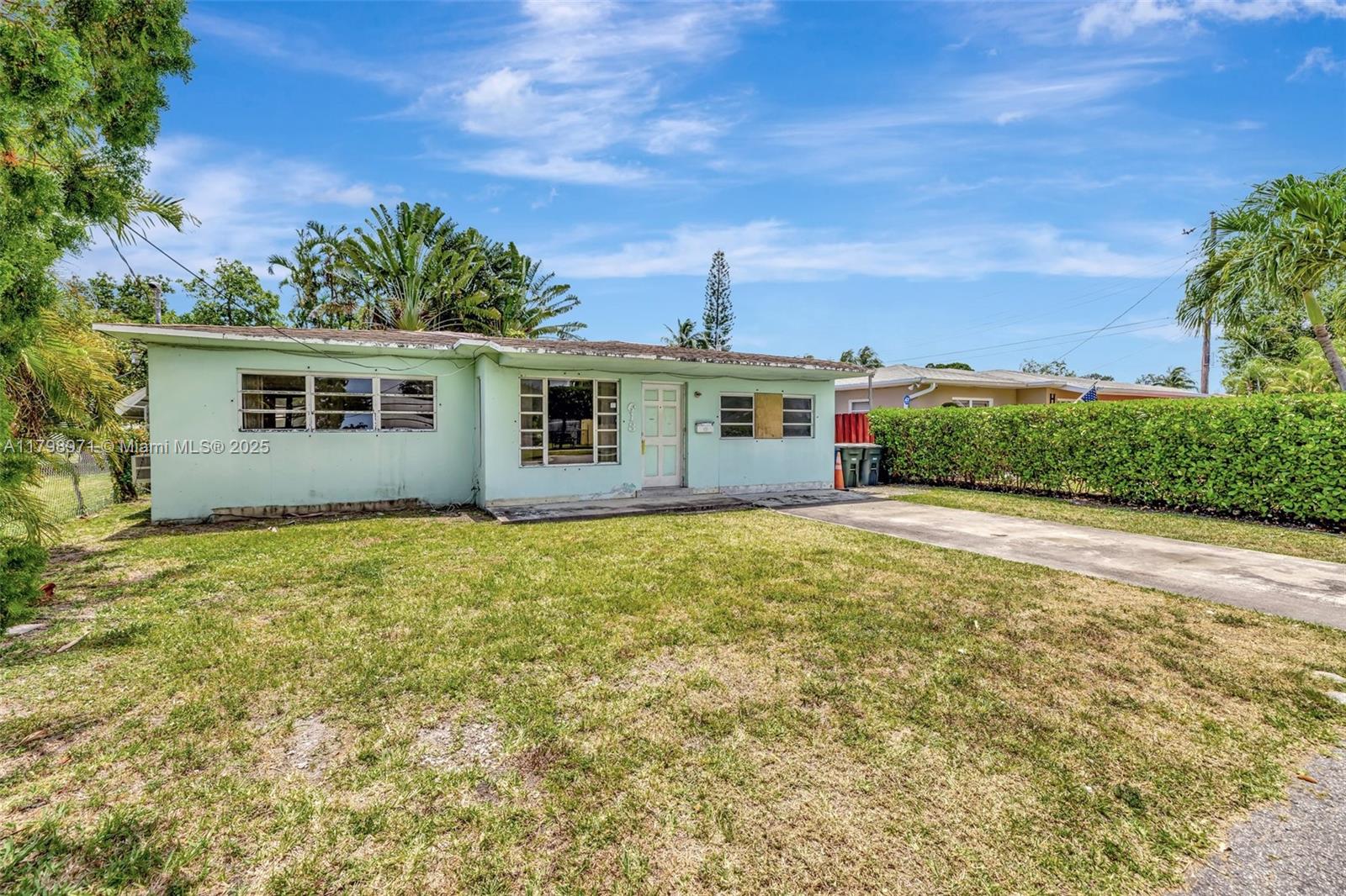 Property for Sale at 613 Sw 6th St, Hallandale Beach, Broward County, Florida - Bedrooms: 2 
Bathrooms: 1  - $325,000