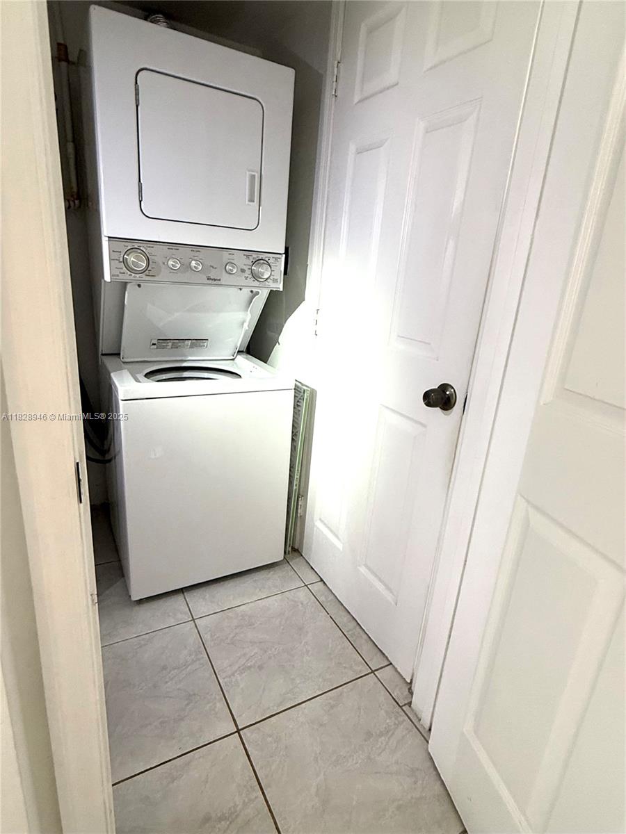 WASHER & DRYER INSIDE THE UNIT. CENTRAL AC in the Unit. Excellent location!! 1bed/1bath in front of the bay in Miami Beach, walk to the beach and public transport. . In its amenities you can find a beautiful patio with a landscape surrounded by palm trees and tropical plants facing the water with bar-B-Q grill and intracoastal with community dock. ANNUAL RENT ONLY. NO SHORT TERM LEASE All information on this listing is believed to be accurate and up to date but not guaranteed to be. It is the responsibility of the selling agent to confirm all information regarding association requirements for tenants is accurate and up to date with the HOA itself in order to facilitate the entry of prospective tenants into the unit.