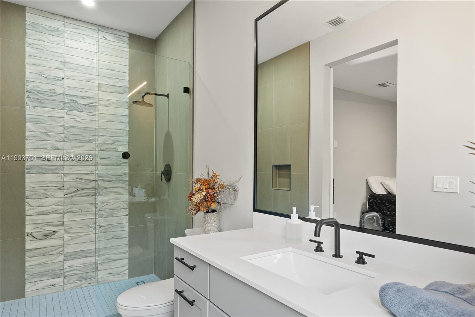 PARADISE POINT - Residential