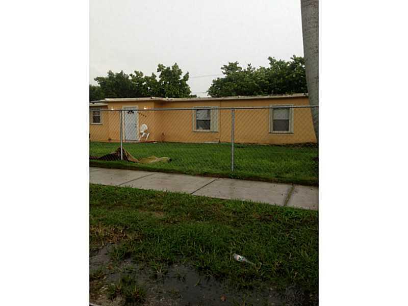 GREAT PRICE ! FULLY FENCED 3 BEDROOMS 2 BATHROOMS SINGLE FAMILY HOME IN HOMESTEAD/ LEISURE CITY. 2 LARGE DOGS OK ! CALL NOW ...