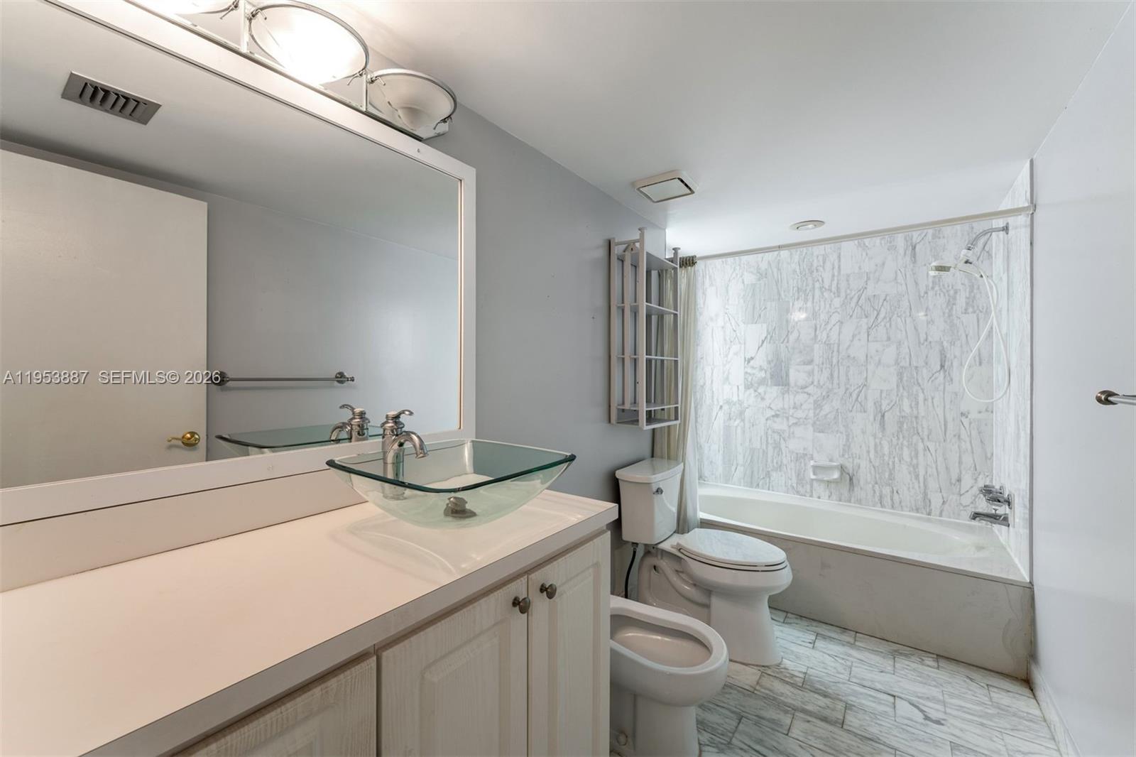 TOWERS OF QUAYSIDE CONDO - Residential