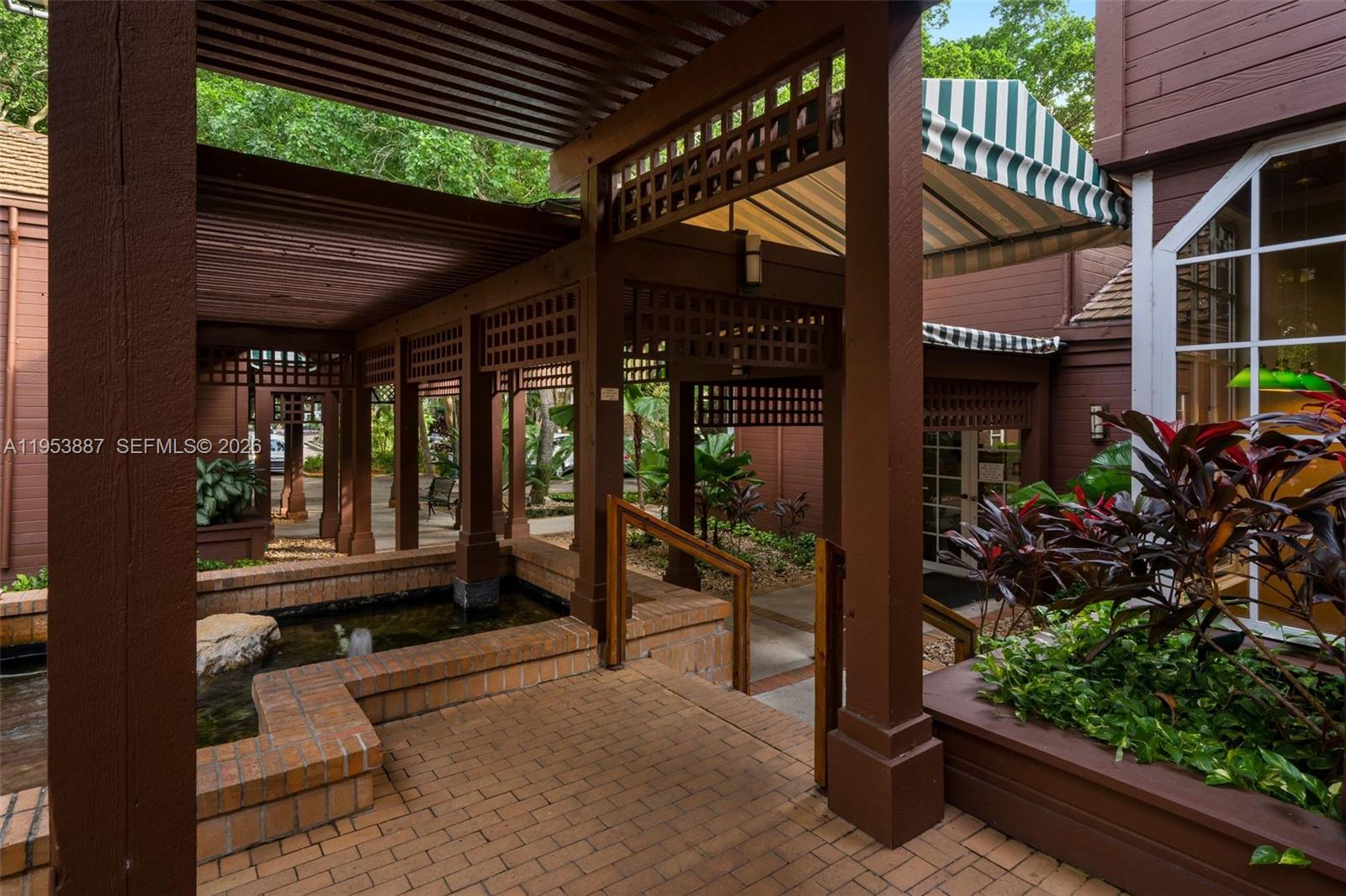 TOWERS OF QUAYSIDE CONDO - Residential