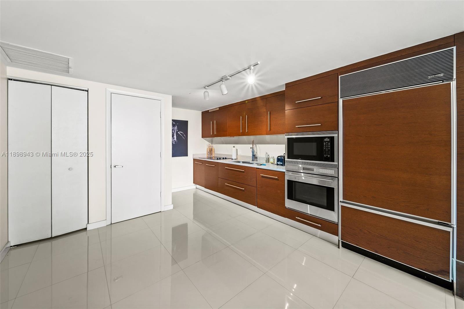 ICON BRICKELL CONDO NO 3 - Residential