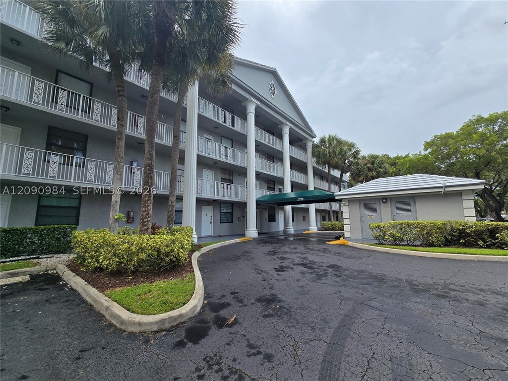 Photo of 1526 Whitehall Dr #304, Davie, FL 33324 (MLS # A12090984)