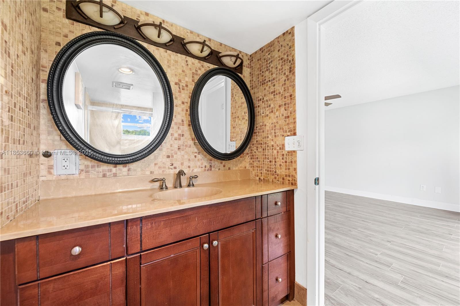 MANORS TOWNHOUSE - Residential