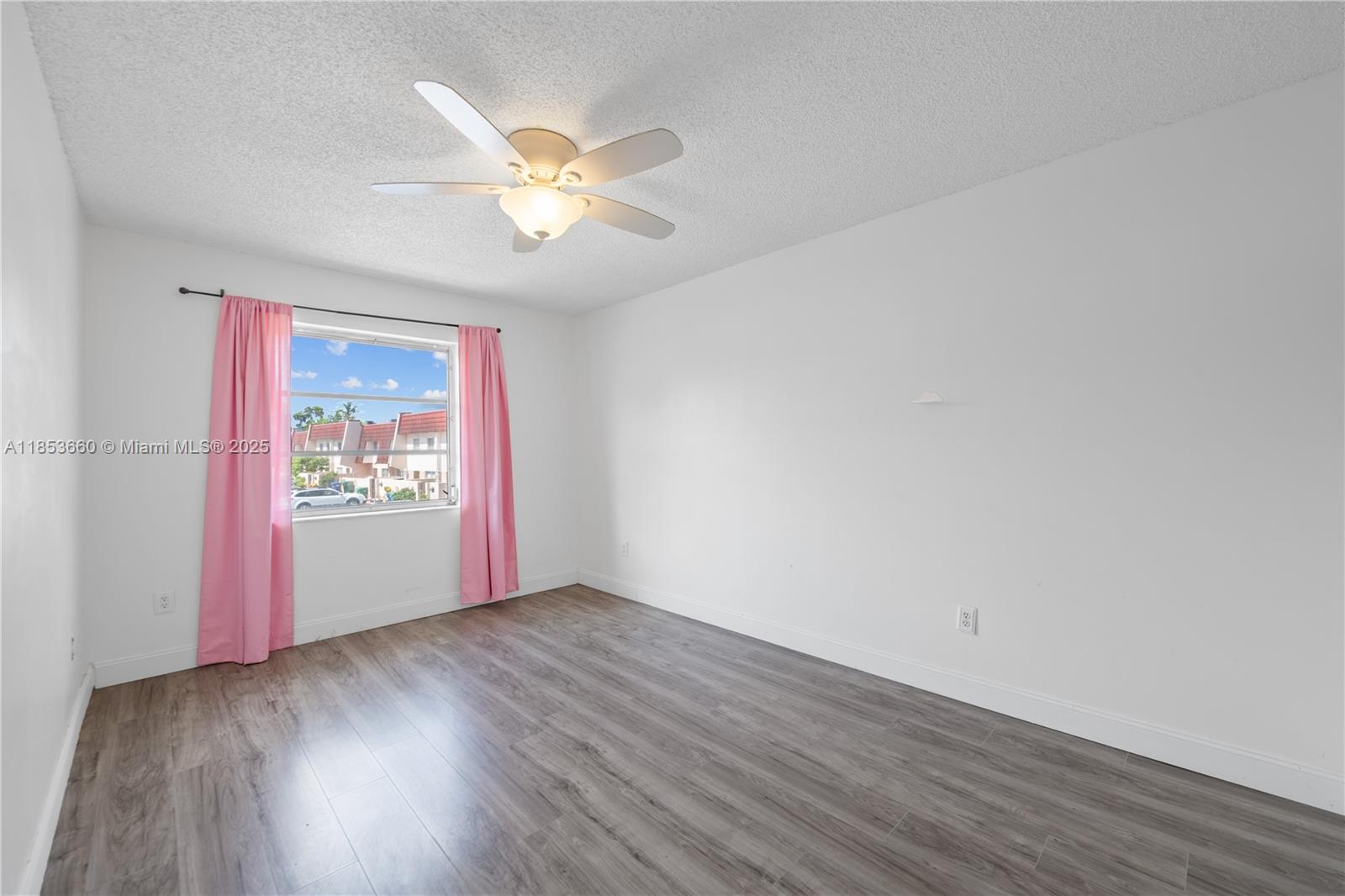 MANORS TOWNHOUSE - Residential