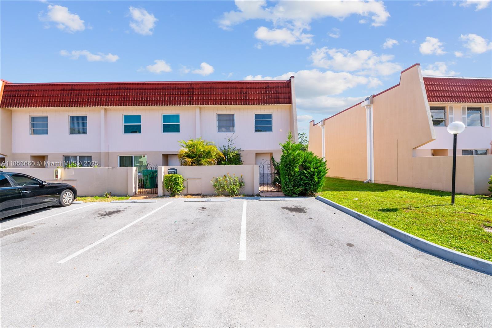 MANORS TOWNHOUSE - Residential