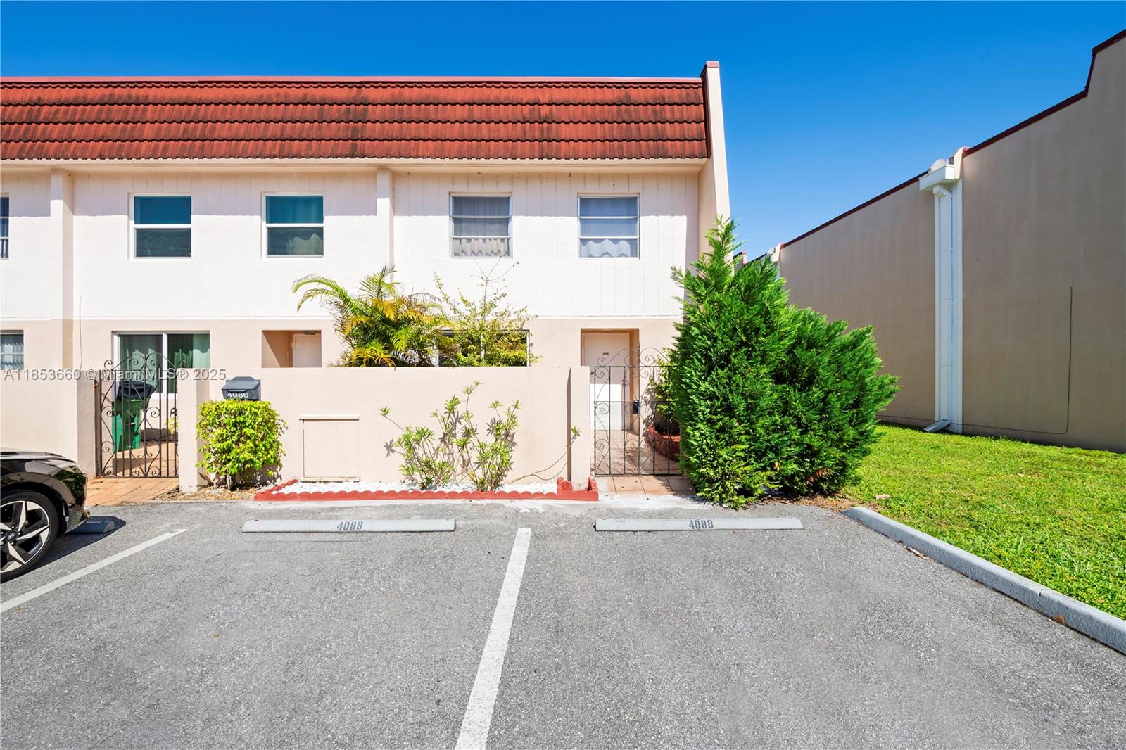 MANORS TOWNHOUSE - Residential